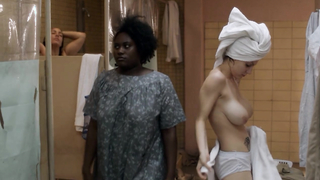 Taylor Schilling, Laura Prepon lezbiyen, Orange Is The New Black'deki sahne s01e01 (2013)