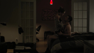 Riley Keough montre ses seins, scène dans The Girlfriend Experience s01e01 (2016)