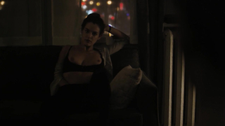 Riley Keough montre ses seins, scène dans The Girlfriend Experience s01e01 (2016)