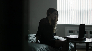 Riley Keough si tocca le tette, scena in The Girlfriend Experience s01e11-12 (2016)