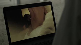 Riley Keough touche ses seins, scène dans The Girlfriend Experience s01e11-12 (2016)