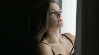 Riley Keough göğüslerine dokunuyor, The Girlfriend Experience s01e11-12 (2016) sahnesi