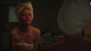 Camilla Lehmann luce muy sexy, escena en Vali (2015)