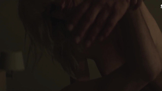 Camilla Lehmann sembra molto sexy, scena in Vali (2015)