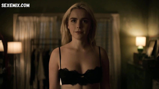 Kiernan Shipka, Diane Kruger lezbiyen Köpekbalıklarıyla Yüzme s01e01 (2022)