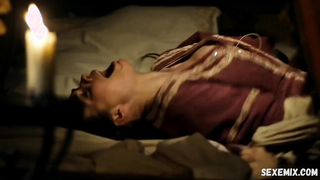 Natalia Worner, escena sexy de Hayley Atwell en Los pilares de la tierra (2010)