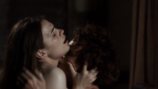 Hayley Atwell'in The Pillars of The Earth s01 (2010)'deki çıplak sahnesi