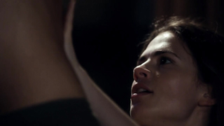 Hayley Atwell'in The Pillars of The Earth s01 (2010)'deki çıplak sahnesi