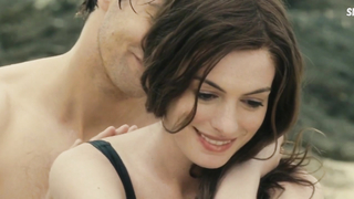 One Day (2011) filmindeki Anne Hathaway iç çamaşırı sahnesi