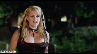 Sara Rue'nin göğüsleri çok büyük, Gypsy 83 (2001) filmindeki sahne