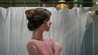 Tracey Savage nue prend une douche, scène dans Vendredi 13 Partie III (1982)