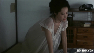 Hitomi Kuroki, Metamorphosis (Keshin) (1986) filmindeki önden çıplaklık sahnesini gösteriyor (1986)