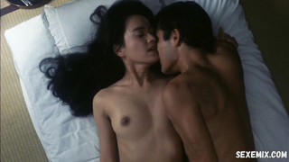 Hitomi Kuroki, Metamorphosis (Keshin) (1986) filmindeki önden çıplaklık sahnesini gösteriyor (1986)