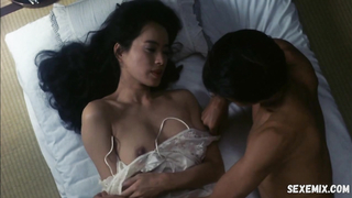 Hitomi Kuroki, Metamorphosis (Keshin) (1986) filmindeki önden çıplaklık sahnesini gösteriyor (1986)