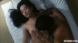 Hitomi Kuroki, Metamorphosis (Keshin) (1986) filmindeki önden çıplaklık sahnesini gösteriyor (1986)