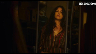 Charlotte Gainsbourg, cena de Noée Abita em Os Passageiros da Noite (2022)