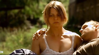 Jordis Triebel scena in topless in Emmas Gluck (2006)