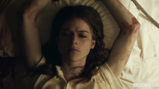 Unterwäscheszene von Rose Leslie in „Honeymoon“ (2014)