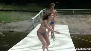 Jeannine Taylor montre un corps séduisant en bikini dans la scène du vendredi 13 (1980)