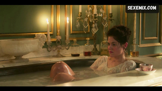 Charity Wakefield tomando un baño, escena sexy en The Great