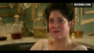 Charity Wakefield tomando un baño, escena sexy en The Great