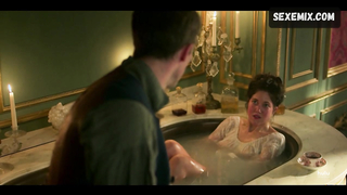 Charity Wakefield tomando un baño, escena sexy en The Great