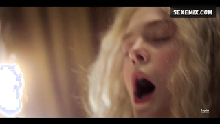 Elle Fanning 'The Great'de çıplak poz veriyor