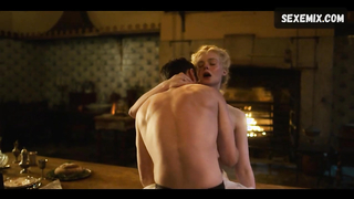 Escena de los senos de Elle Fanning en The Great