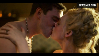 Escena de los senos de Elle Fanning en The Great