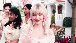 Scena sexy di Dove Cameron in Schmigadoon s01e01-06 (2021)