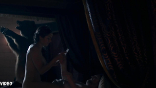 Amrita Acharya, Ludivine Sagnier posant nue pendant un rapport sexuel. Serpent Queen s01e02 (2022)