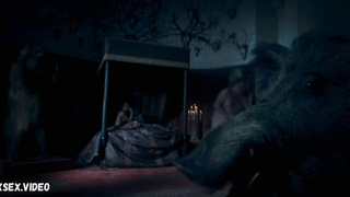 Amrita Acharya, Ludivine Sagnier posa nuda durante il sesso. Serpent Queen s01e02 (2022)