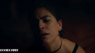 Intimo di Liz Gallardo, scena in Bunker s01e03 (2022)