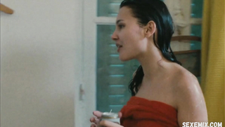 Virginie Ledoyen scène de sous-vêtements dans Fin août, début septembre (Fin aout, début septembre) (1998)