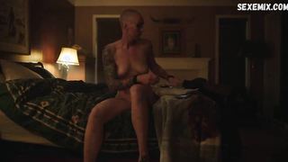 Jen Znack mostra il seno nudo, scena in Peacemaker s01e06 (2022)