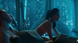 Siyah iç çamaşırlı Alice Eve, Star Trek Into Darkness (2013) sahnesi