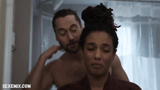 Freema Agyeman posa nuda sotto la doccia, scena nella (serie TV) New Amsterdam s04e13 (2022)