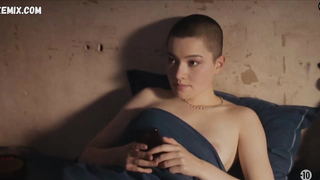 Ayumi Roux ci sta mostrando un nipslip veloce, scena in Skam s09e07 (2022)