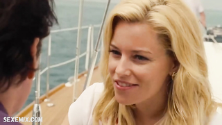 Elizabeth Banks, Love And Mercy (2014) filmindeki sahnede bikinili baştan çıkarıcı vücut gösteriyor