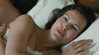 Carole Bouquet Scène Seins dans Lucie Aubrac (1997)