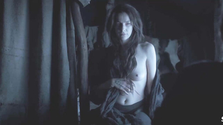 Ayelet Zurer muestra las tetas desnudas, escena en Last Days In The Desert (2015)