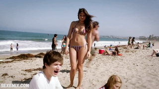 Shelley Hennig parlak bikinileriyle hoş bir görünüme sahip, Zach Stone Ünlü Olacak s01 (2013) sahnesinde