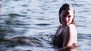 Annie Clark è sexy in bikini, scena del film Solo (2013)