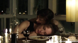 Katharina Lorenz e Seyneb Saleh sexy, cena em Das rote Zimmer (2010)