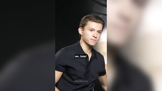 TOM HOLLAND HER ZAMAN GELECEĞİNİ TAHMİN EDİYOR!! #Shorts