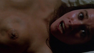 Cena de nudez de Barbara Hershey em The Entity (1981)