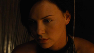 Charlize Theron scène de nu dans Eon Flux (2005)