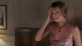 Cena de nudez de Charlize Theron em Head in the Clouds (2004)