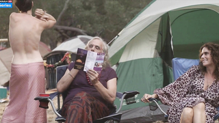 Cena de nudez de Gaby Hoffmann em Transparente s02e09 (2015)