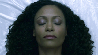 Thandie Newton'un Westworld'deki çıplak sahnesi s01e05 (2016)